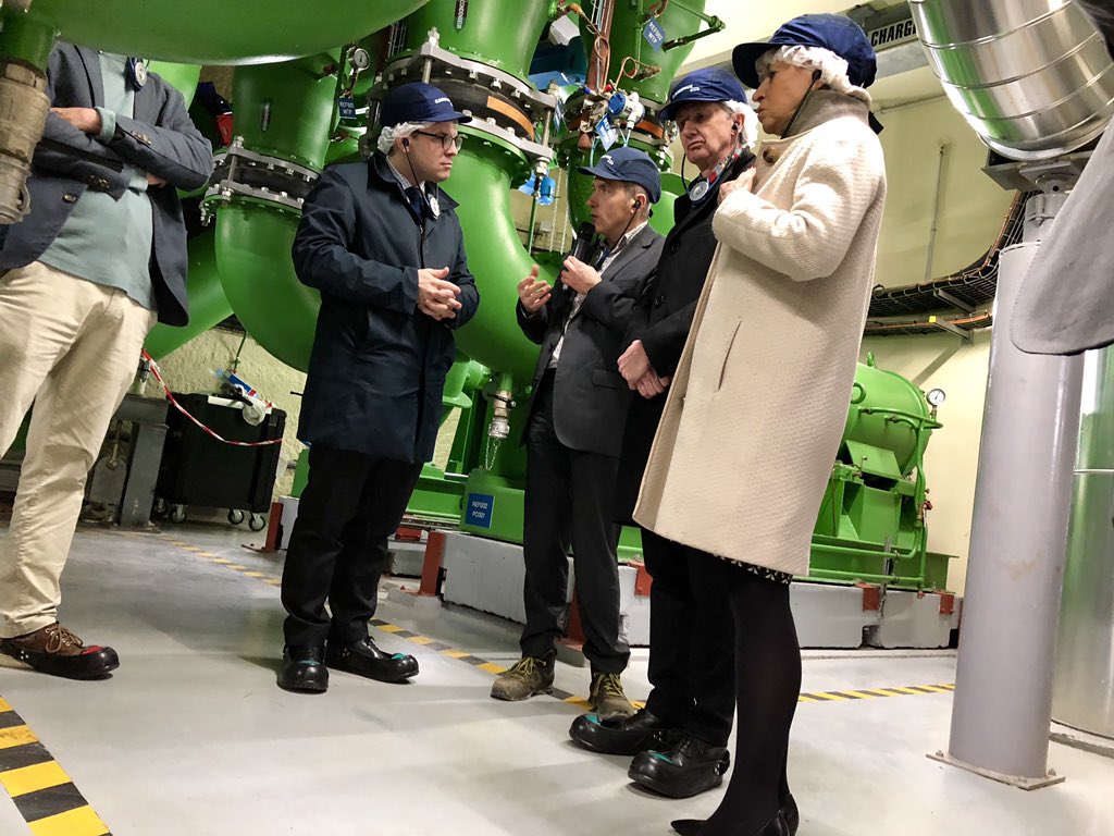 geoffroyboulard's tweet photo. Très instructive visite de la centrale de production de froid urbain #Climespace située place du Canada #Paris8 avec @catherine_dumas et @JFrancoisRemond
👉🏻 75km de réseau (1er réseau européen) permettent de climatiser 6 millions de m2 #TransitionEcologique #SmartGrid https://t.co/vwEvKNb52A