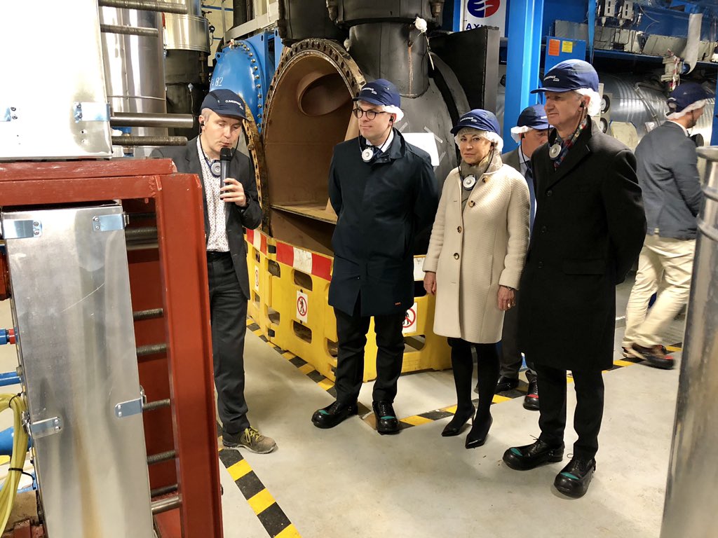 geoffroyboulard's tweet photo. Très instructive visite de la centrale de production de froid urbain #Climespace située place du Canada #Paris8 avec @catherine_dumas et @JFrancoisRemond
👉🏻 75km de réseau (1er réseau européen) permettent de climatiser 6 millions de m2 #TransitionEcologique #SmartGrid https://t.co/vwEvKNb52A