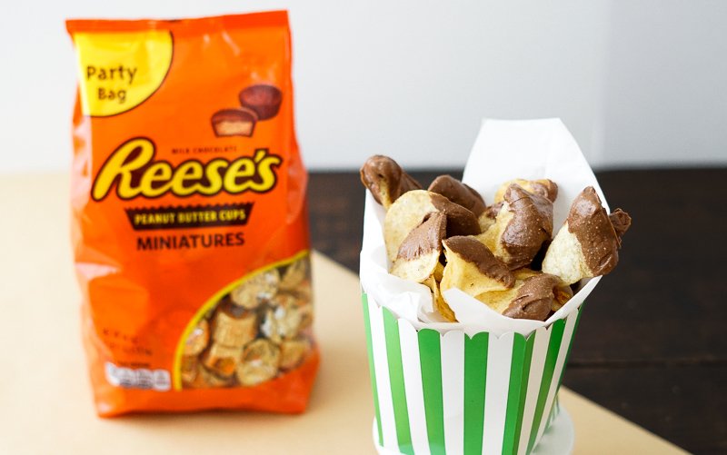 LifeandKidsBlog's tweet photo. You haven’t really lived until you’ve dipped sea salt potato chips into melted @reeses Peanut Butter Cups. Head to Kroger for your ingredients and click here for the recipe. #ad #TasteoftheTournament https://t.co/fAGqY2b1qW https://t.co/pqrBcMNNty