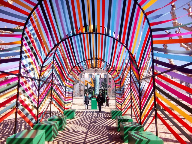vincentjay42's tweet photo. La Passerelle de l'entente (#gatewayToInclusion) symbole de la #biennaleDesign19 installée à l'entrée de la @lacitedudesign #saintetienne #Design #meyounous @LucileGonon https://t.co/7T9ld50YTO