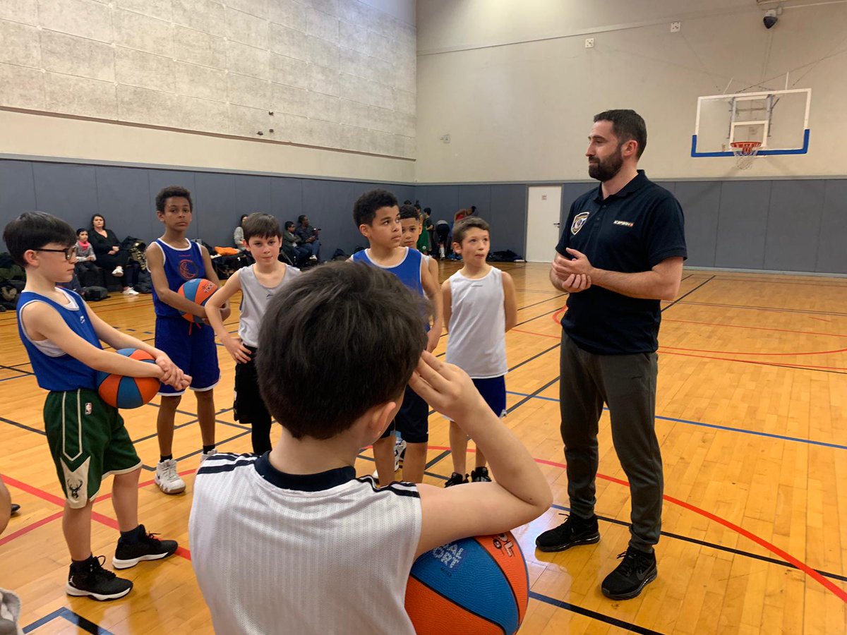 Metropolitans92's tweet photo. Entraînement des U11 #LSCBasket hier soir avec le coach des Metropolitans Freddy Fauthoux ! ⛹️♂️
➡️ RDV cet été au @ContactFfbcamps ☀️🏀
#GoLM #LMtransmission #LMformation https://t.co/Typd0ZgrIY