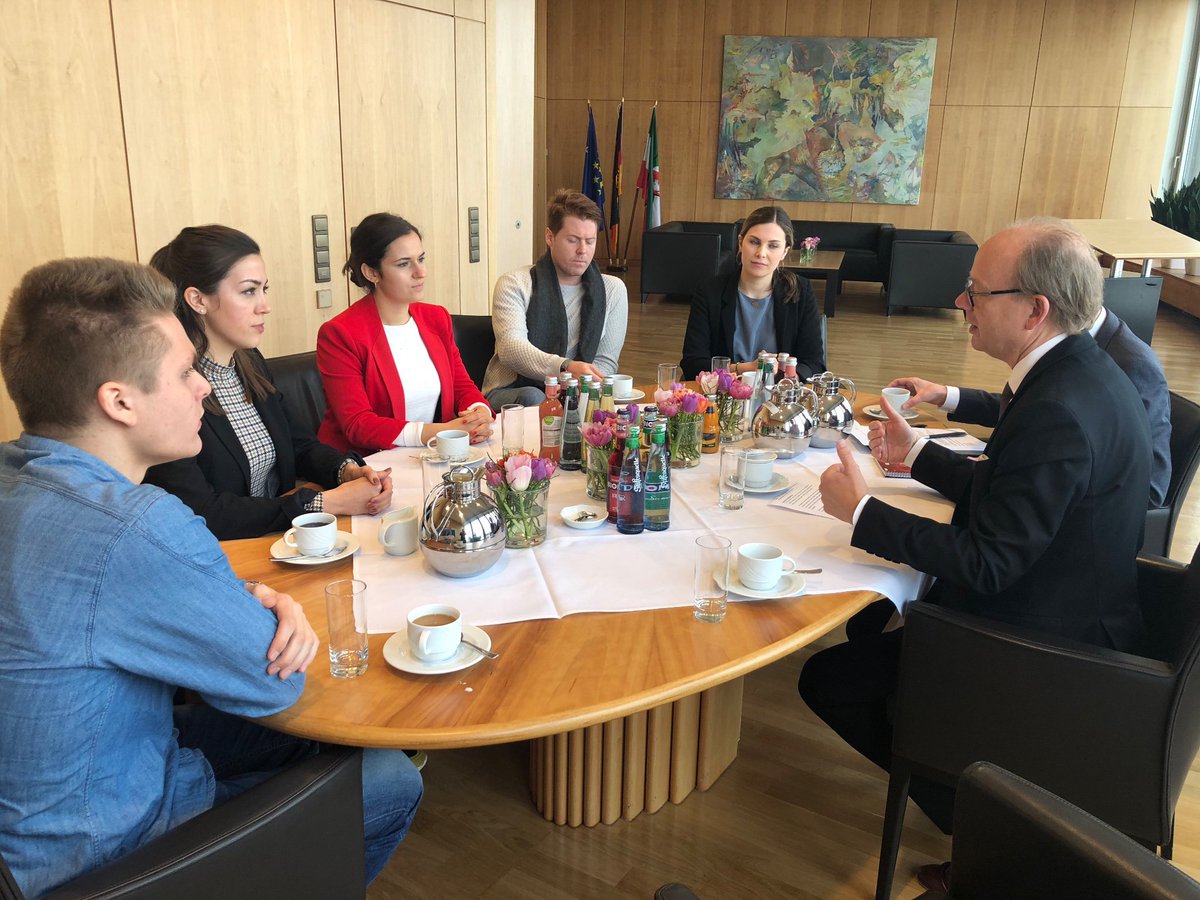 Volontärinnen und #Volontäre von <a href="/ntv/">NTV</a> sind heute zu Gast im #ltnrw. Im Gespräch mit Landtagspräsident André Kuper geht es u.a. um #Medien, die Zukunft der #Demokratie und #Föderalismus.