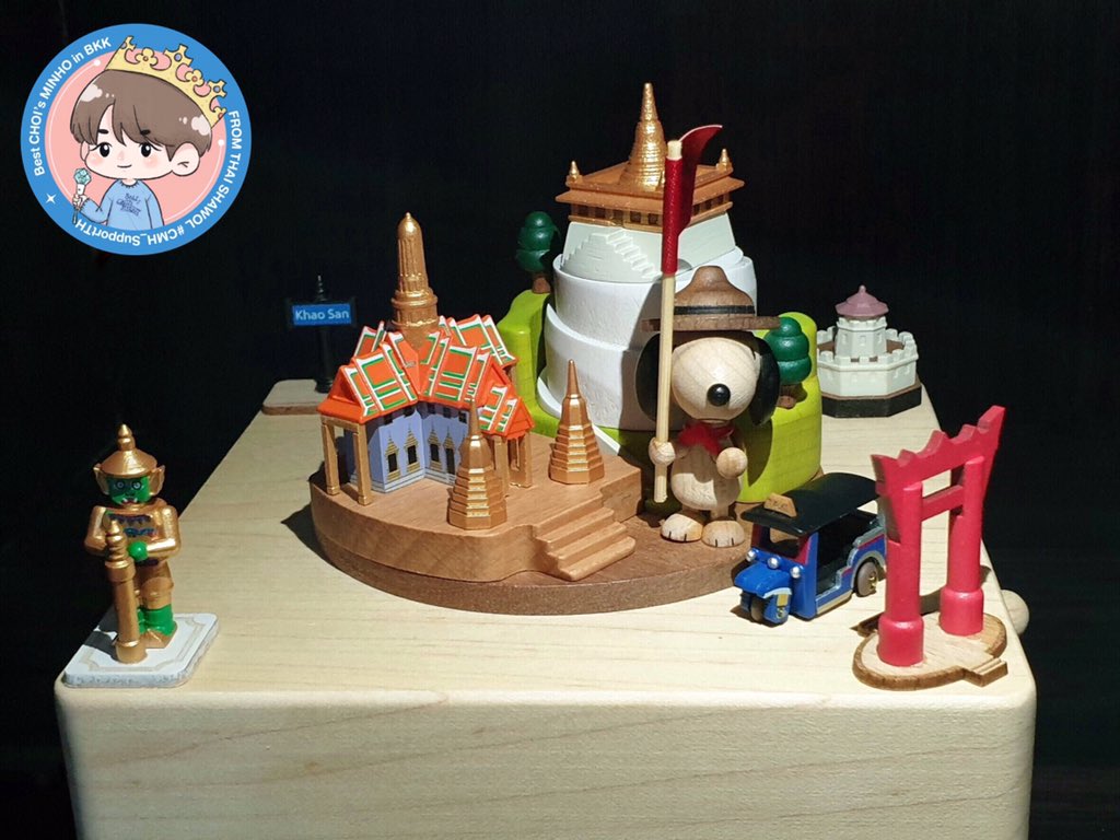 staywith1209's tweet photo. Project by #CMH_SupportTH
9. Special Gifts for Minho - Thai Luxury Music Box
🎼 กล่องดนตรี
⭐️กล่องเพลงแฮนด์เมดผลิตจากไม้เมเปิ้ลUSA / เครื่องดนตรีของSankyo ญี่ปุ่น
⭐️กล่องดนตรีกรุงเทพ แสดงเอกลักษณ์ความเป็นไทย🇹🇭
⭐️เมื่อไขลาน รถตุ๊กๆจะวิ่งวนรอบสถานที่ต่างๆ🚙
#Best_CHOIs_MINHOinBKK https://t.co/NKa94dlUxw
