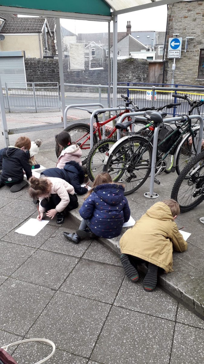 CwrtRawlinprim's tweet image. @CwrtRawlinprim 1ED school trip making sketches ... #trainfun