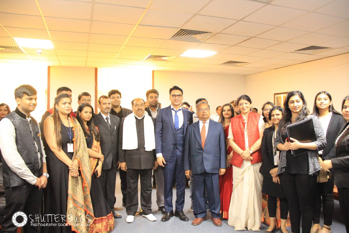 viveknarayans's tweet photo. #GuestofHonor @ashokch @AmityUni 🇮🇳🙏🇮🇳 #students #society #high #courage #author #writer #electionomics #newbook #righteousness #morality
#viveknarayansharma #jointsecretary #supremecourt #aorassociation @law #advocateonrecord @toplawyersindia @barandbench @LiveLawIndia https://t.co/tp6XQ02cCo