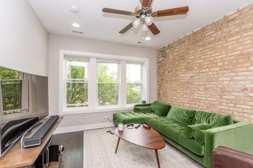 HonoreProp's tweet photo. #Stylish 2 bed/ 2 bath in #NorthCenter across from #LaneTech available May 1st. Email sharris@honoreproperties.com to book a showing! https://t.co/4MT6l2MJJ2 #honoreproperties #chicagorentals #citylife https://t.co/ts4csPr8Lq