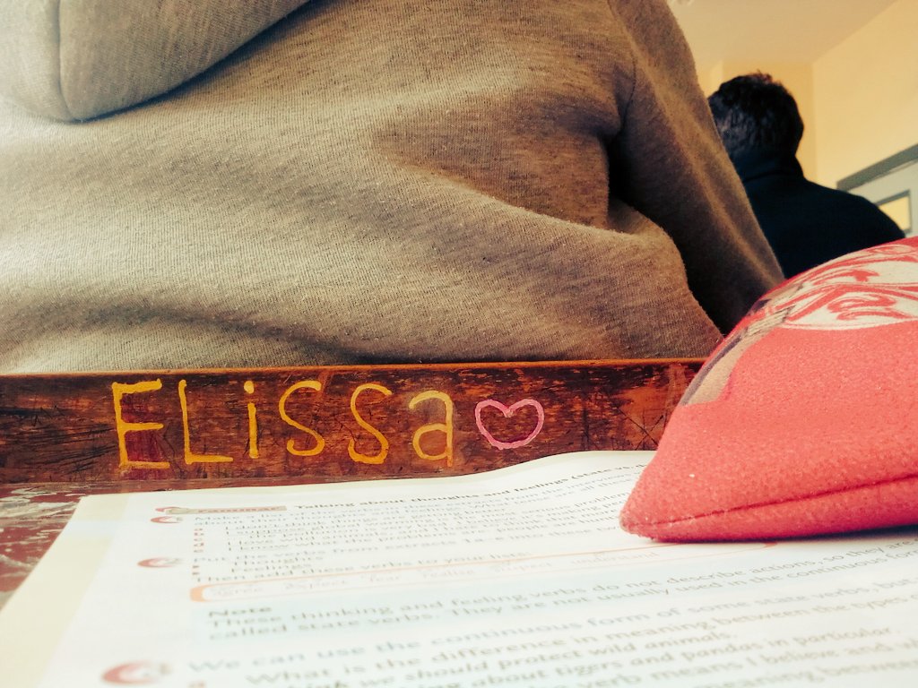 MhamdNassif's tweet photo. معلمتي بتشرح عاللوح وانا بحبك مشغول😍❤ @elissakh 
#In_class #اليسا https://t.co/C0dCfoz1Ru