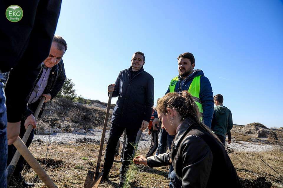 MendjeEko's tweet photo. Në Malësinë e Madhe,u mbollen 1 mijë fidanë me ministrin e mjedisit z.Blendi Klosi,kryetarin e bashkise z.Tonin Marinaj, perfektin e z.Cesk Millja,AdZM Shk,me nxënës,vullnetarë Eko Mendje &amp;intitucionet Bashkise Malesi e Madhe!
#EKOMendje#krijoO2tend#cleanandgreen2020#smilealbania https://t.co/lc3E6GUzpn