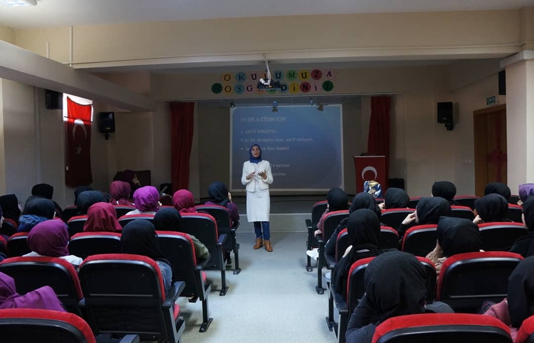 MYOSehir's tweet photo. İstanbul Şehir Üniversitesi  Çocuk Gelişimi programı hocamız Öğr. Gör. Nermin Bilici‘ tarafından ‘’Lisede Bir Ders’’ etkinliği kapsamında Ömer Öztop Kız Anadolu İmam Hatip Lisesi’nde ‘’Çocukla Etkili İletişim ’’ adı altında bir seminer düzenlendi. https://t.co/bUQPmzbBV9