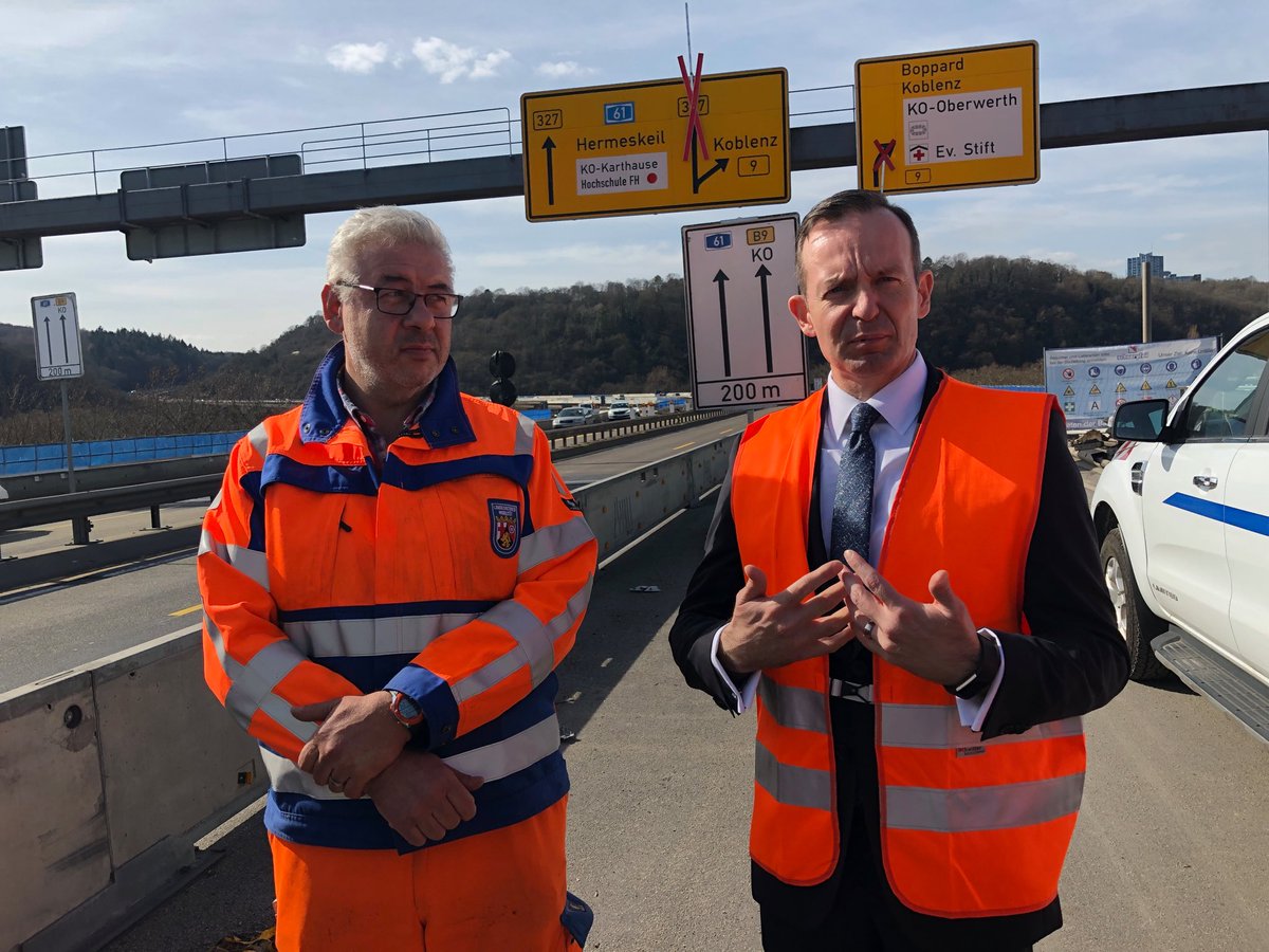 #Respekt. Bitte! Verkehrsminister ⁦<a href="/Wissing/">Volker Wissing</a>⁩ im Gespräch mit Streckenwart Dieter Gras. LBM-Mitarbeiter werden von Autofahrern zunehmend beleidigt und gefährdet. #Wissing wirbt für mehr Besonnenheit und Wertschätzung.