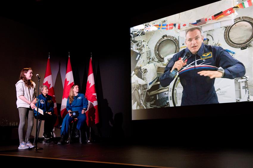 IngeniumCa's tweet image. TEACHERS! The #ExploringEarth contest closes Friday - this is your last chance to enter to win a video call with @csa_asc astronaut @astro_davids for your school. Enter today! ow.ly/PQAa30nxUFa #DaretoExplore (📷 NASA/CSA)