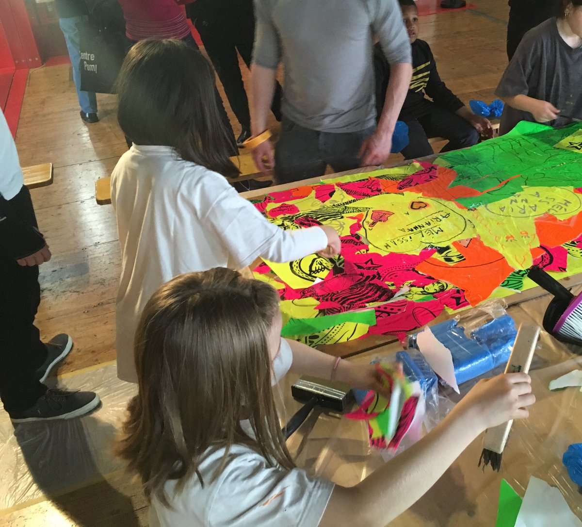 MicroFolie's tweet photo. [Un jour, une Oeuvre] conçu et organisé par le Centre Pompidou. Atelier #Scratchpaper et présentation de l’œuvre originale BATMAN de Mimmo Rotella à la #MicroFolie Sevran. 
#1jour1œuvre #actionterritoriale #planitinerant #MuseeNumerique https://t.co/1EJ6tEd8hc