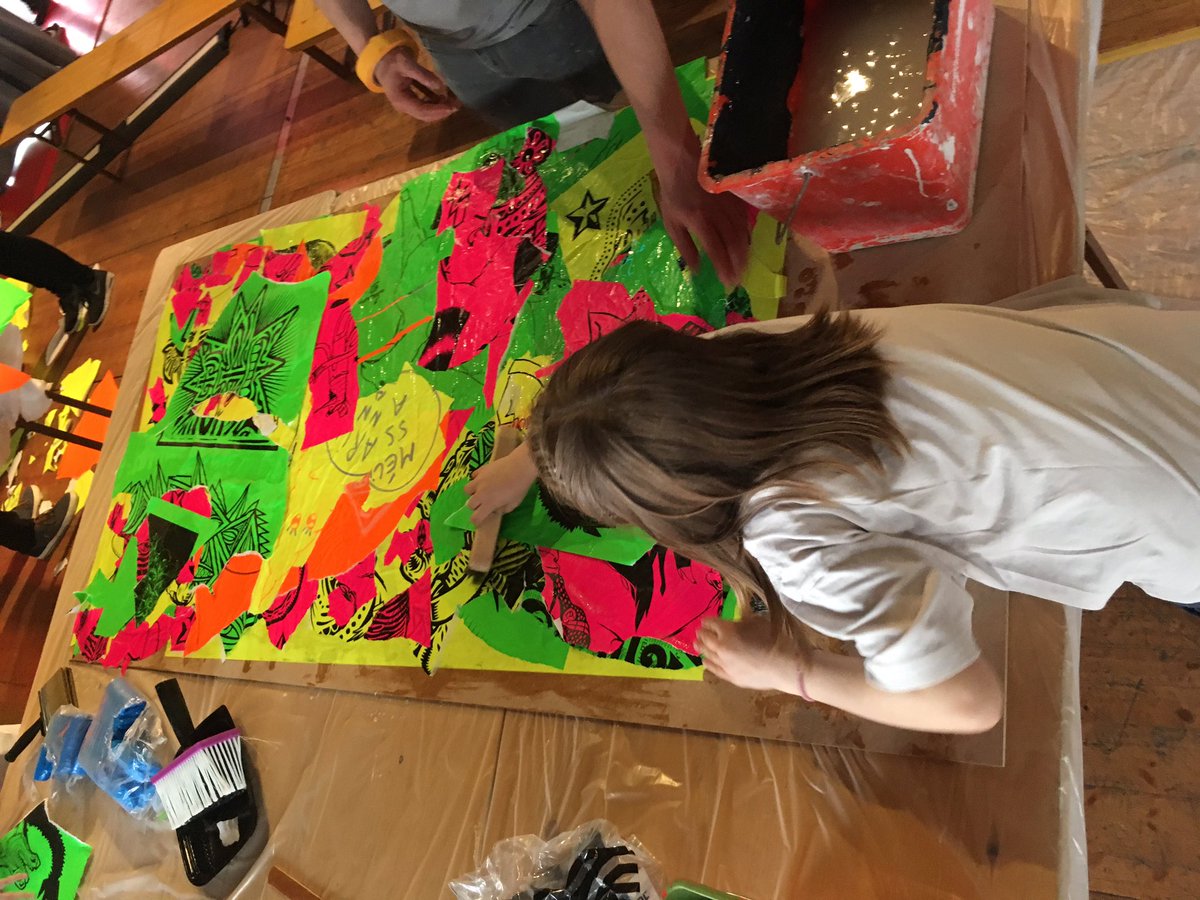 MicroFolie's tweet photo. [Un jour, une Oeuvre] conçu et organisé par le Centre Pompidou. Atelier #Scratchpaper et présentation de l’œuvre originale BATMAN de Mimmo Rotella à la #MicroFolie Sevran. 
#1jour1œuvre #actionterritoriale #planitinerant #MuseeNumerique https://t.co/1EJ6tEd8hc