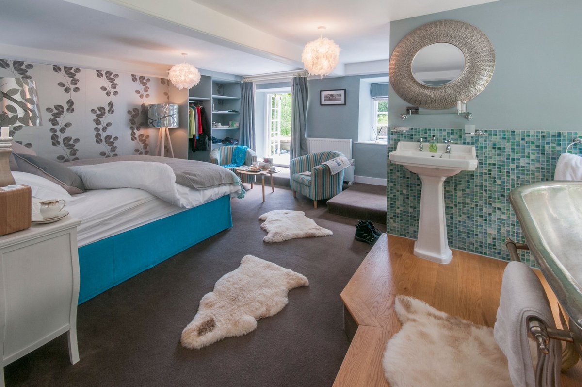 Yarnerhouse's tweet photo. Have you seen our Silver Suite? Decked out in rich teal and silver, the suite has an elegant and modern feel. #BandBWeek #bedandbreakfast #guesthouse #loveDevon #DevonBandB #getaway https://t.co/m8O2PcrNcB
