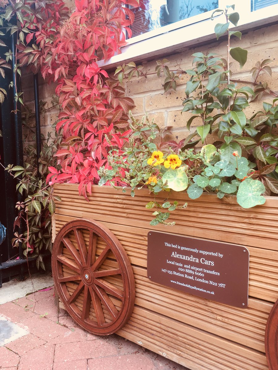 AllyPallySt's tweet image. Of course, what @henryhitchings meant to say in his review of #RichardTheThird at @Yourallypally was ‘The spectacle began as soon as I arrived at Ally Pally station!’ But perhaps he took the tube...? 🤔