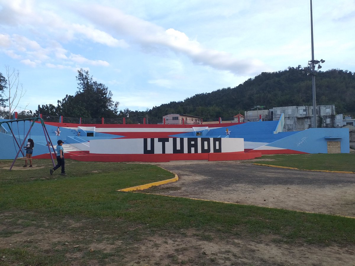 QueenPearson98's tweet photo. Ayer visité la hermosa bandera que pintó el gran #HectorPR en Utuado❤💙❤💙 https://t.co/kToCQx3uFT