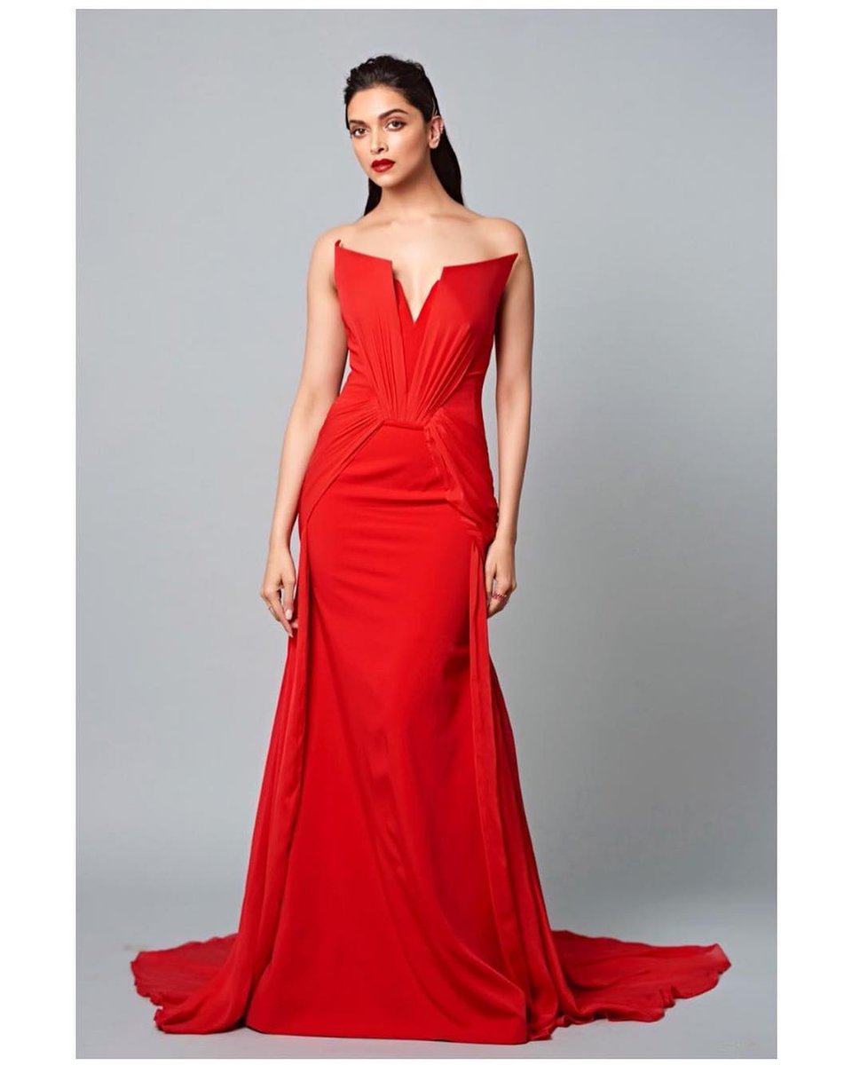 Colors_Cineplex's tweet photo. .@deepikapadukone is painting our day red! Isn't she looking fab here?
#DeepikaPadukone #redhot #reddress #rednumber #Bollywood #awardfunction #bollywooddiva #Bollywoodnews #bollywoodupdates #ColorsCineplex https://t.co/9YTsZAQnLS
