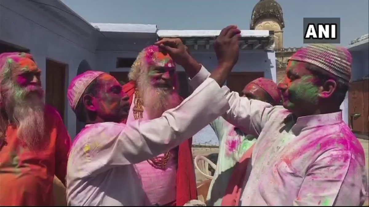 देश के सभी मुसलमान भाइयों से प्रार्थना है कि कल आपके घर से निकलने पर अगर कोई आपका भाई आपके ऊपर रंग डाल दे या जबरन रंग लगाने की कोशिश करे तो बस प्यार से मुस्कुरा कर उसे गले लगा लें ,नफरत को मोहब्बत से हरा दीजिए 🙏

आप सभी को रंगों के पर्व की आकाशभर बधाई💐