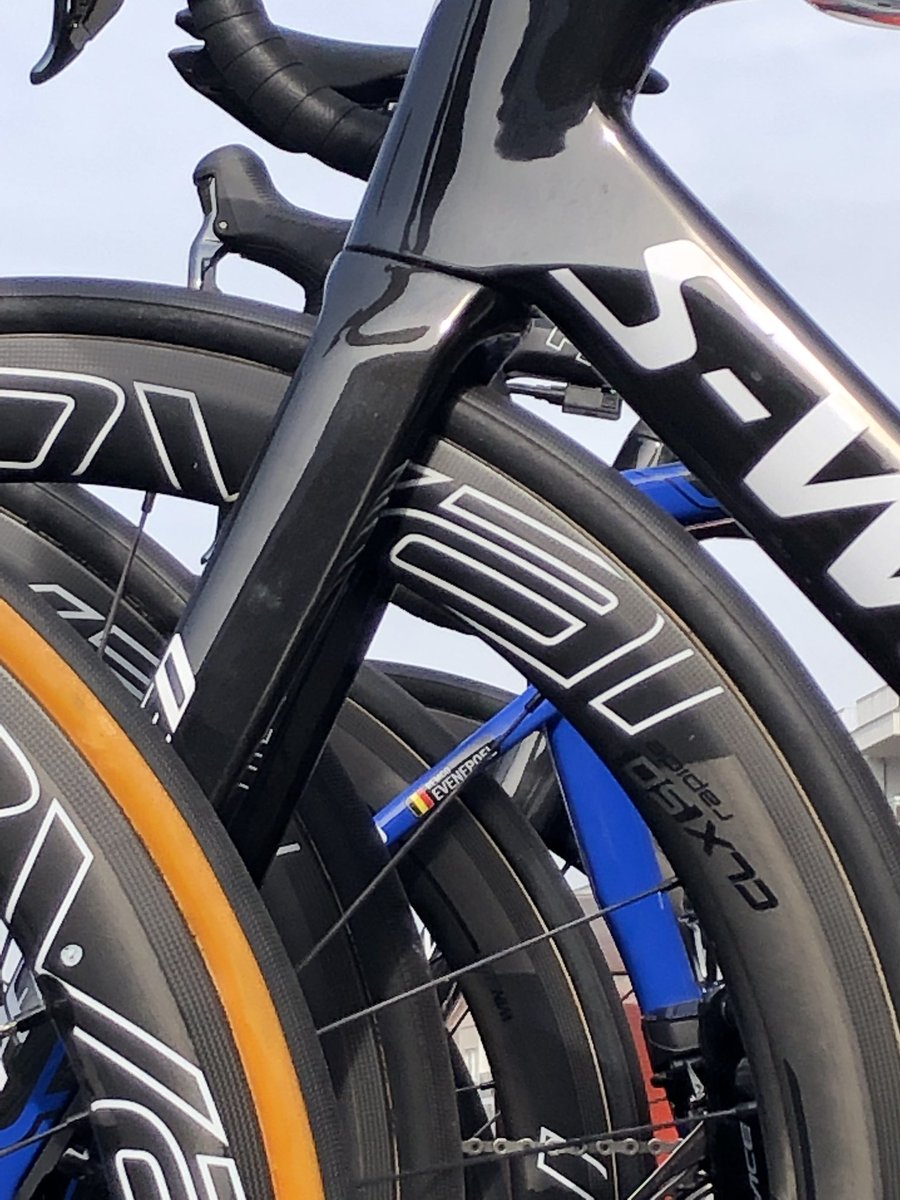 Crowded at the start of <a href="/NokereKoerse/">Danilith Nokere Koerse</a> in Deinze this morning