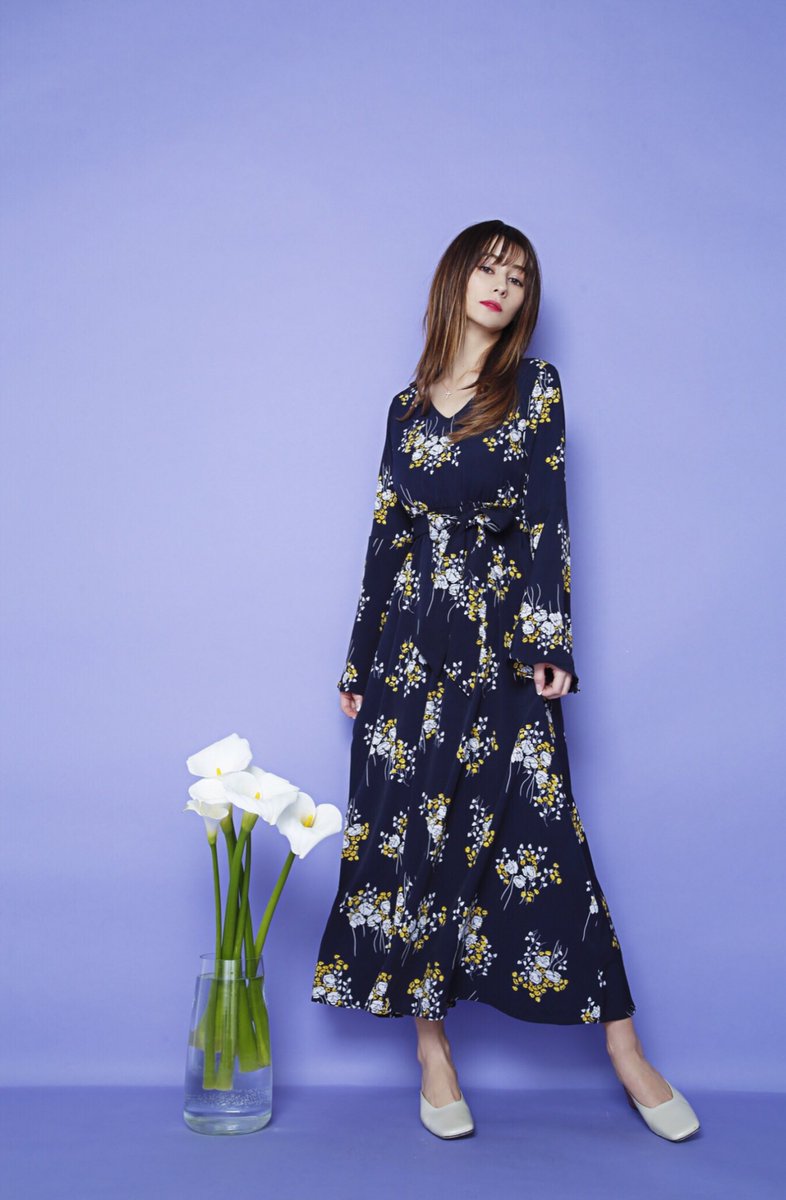 ダレノガレ明美 3月21日12時から発売の新商品です フレアースリーブ花柄ワンピース 花柄プリーツタイトスカート です どちらもウエストがゴムになっている為 フリーサイズになっています ウエストが気になる方にもオススメです T