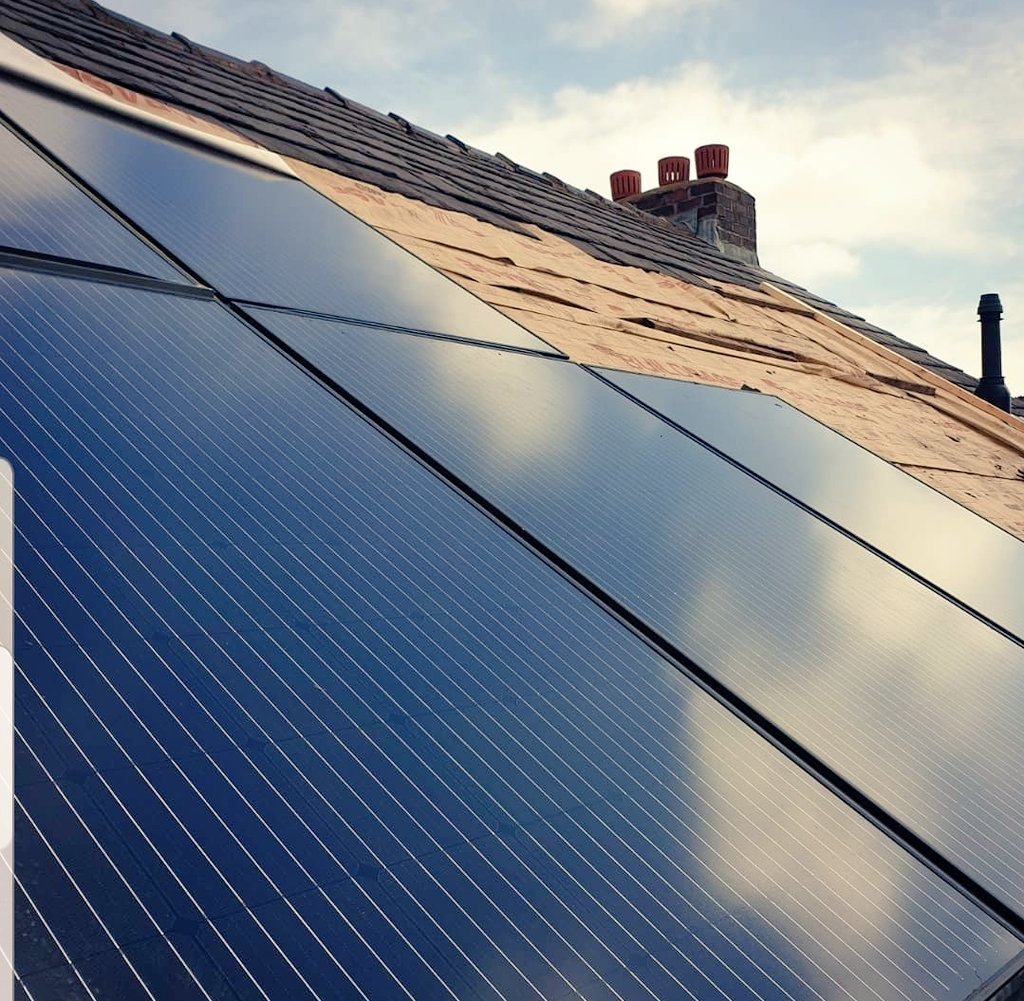 tom_cush4's tweet photo. Its a good day for solar ☀️ installing a 3.6kW @ViridianSolar system to this slate roof - looking forward to seeing the completed project #solar #renewables https://t.co/z4acNU52Jf