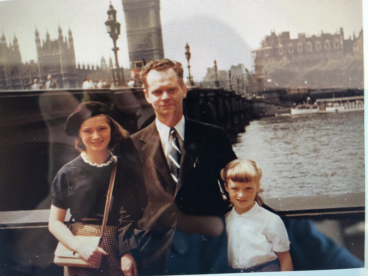 mariawang's tweet image. Skinner dedica o livro #VerbalBehavior para as filhas, e o faz da forma mais sucinta e amorosa como nunca vi antes. Assim:
“Para JULIE e DEBBIE, minhas fontes primárias”. (To JULIE and DEBBIE my primary sources).#SkinnersBirthday