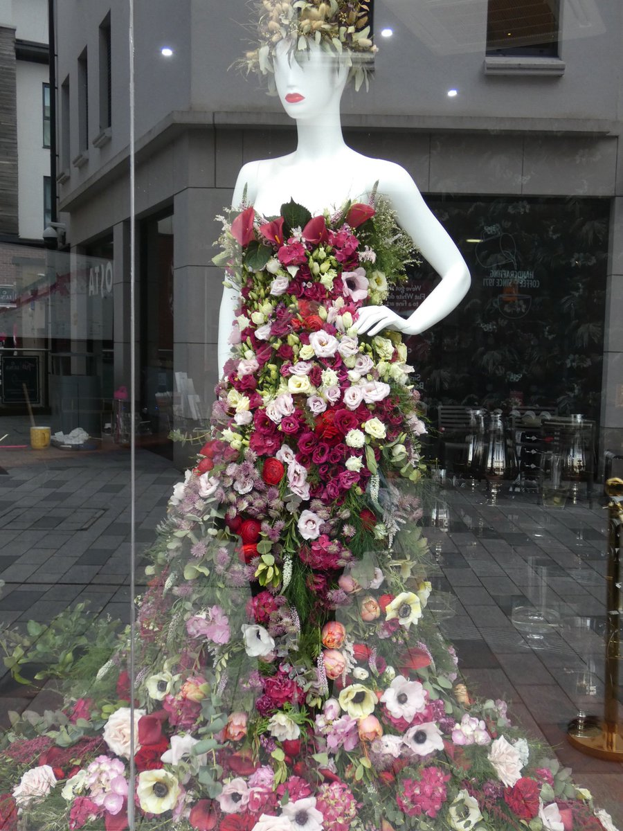 dotilass's tweet photo. @ArtGuideAlex I’ve been talking about La Primavera today.  A display in a local florists put me in mind of the character Flora in Botticelli’s painting. https://t.co/nvs6uxFgd8