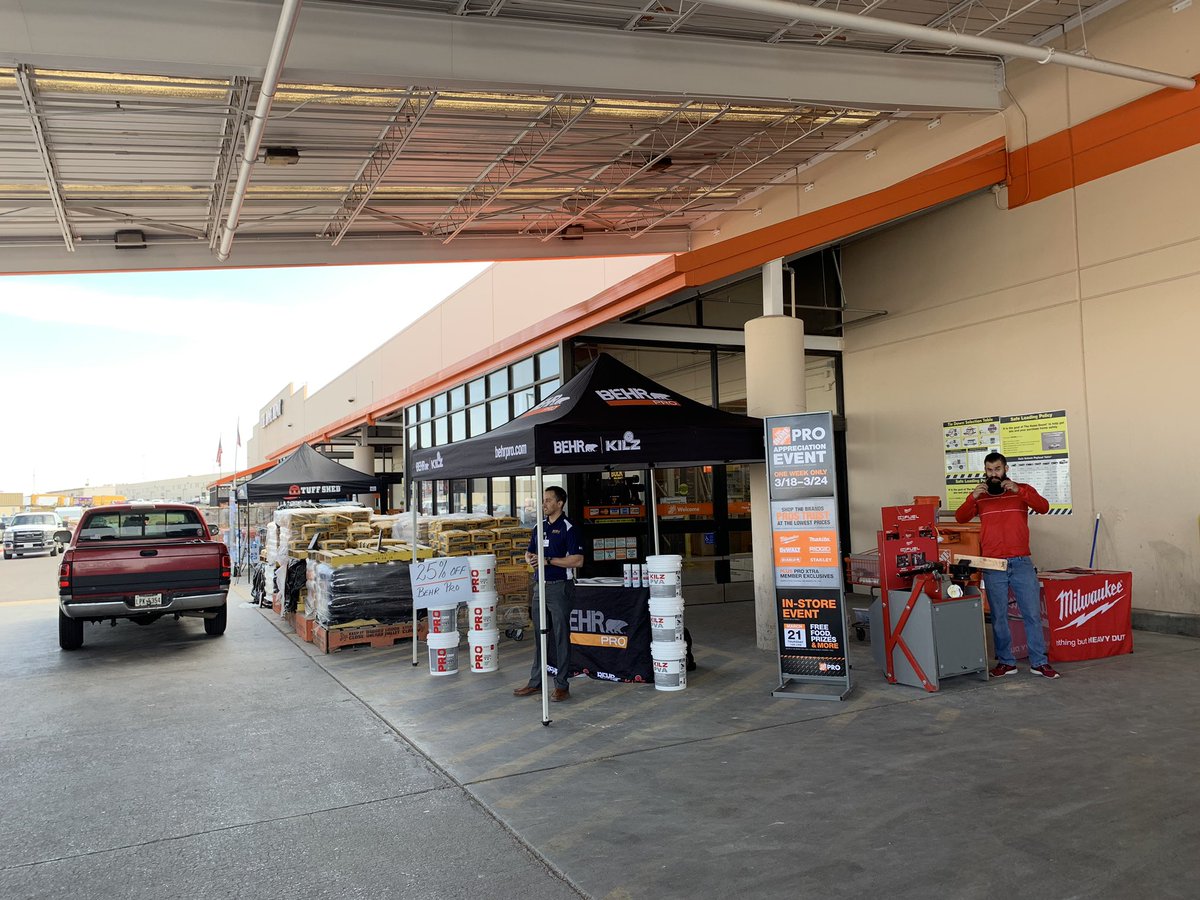 Manda020906's tweet photo. What a beautiful day to fire up the grill and show our pros some appreciation! Great food great vendors and a lot of appreciation here at #522! @HomeDepot0522 @r_zubia @Oscar86604735 https://t.co/phfssXzz9Q