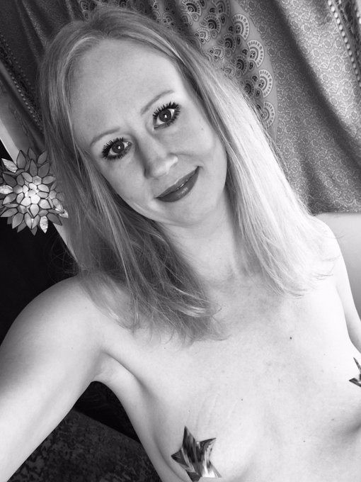 Black and white pics r fun 📸 mfc should have this option! https://t.co/EKUhSuIFT7