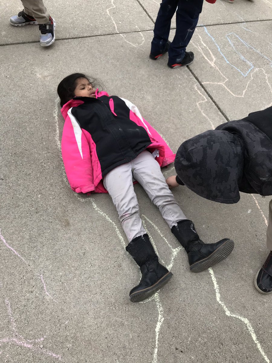 IAMKinderCrew's tweet photo. Our front sidewalk is 15 kindergarteners long! #Kindergarten #InspireMuncie #KinderCrew https://t.co/DKLwit07nB