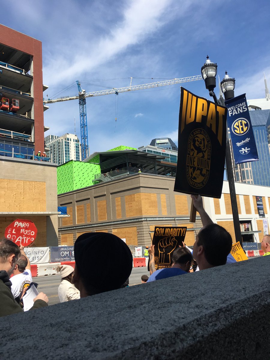 ssmithiupat's tweet photo. When construction workers are under attack! IUPAT stands up and fights back!!!#buildwithrespect #goiupat https://t.co/Nwk33JiaV7