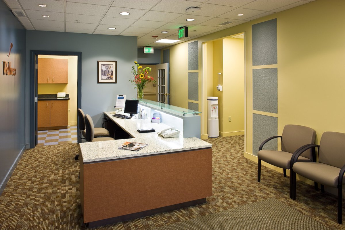 IceStoneLLC's tweet photo. Office Reception desk in IceStone Amber Pearl. 
#countertops #desktops #interiorinspiration #sustainable #recycledglass #interiordesign https://t.co/RTAI7DkuTx