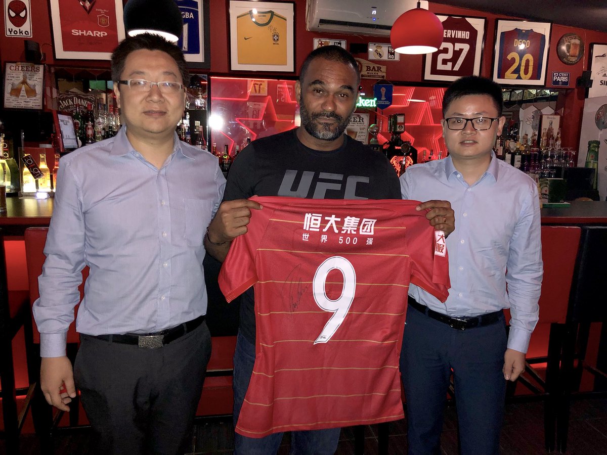 SteedRey's tweet photo. #Gabon Merci les gars 🙏🏽 pour ce maillot de @paulinhop8 #GUANGZHOU #evergrande #chine YOKA Sport Bar #Libreville @YOKA1849 @Panming2 https://t.co/Kcl1s3ND1L