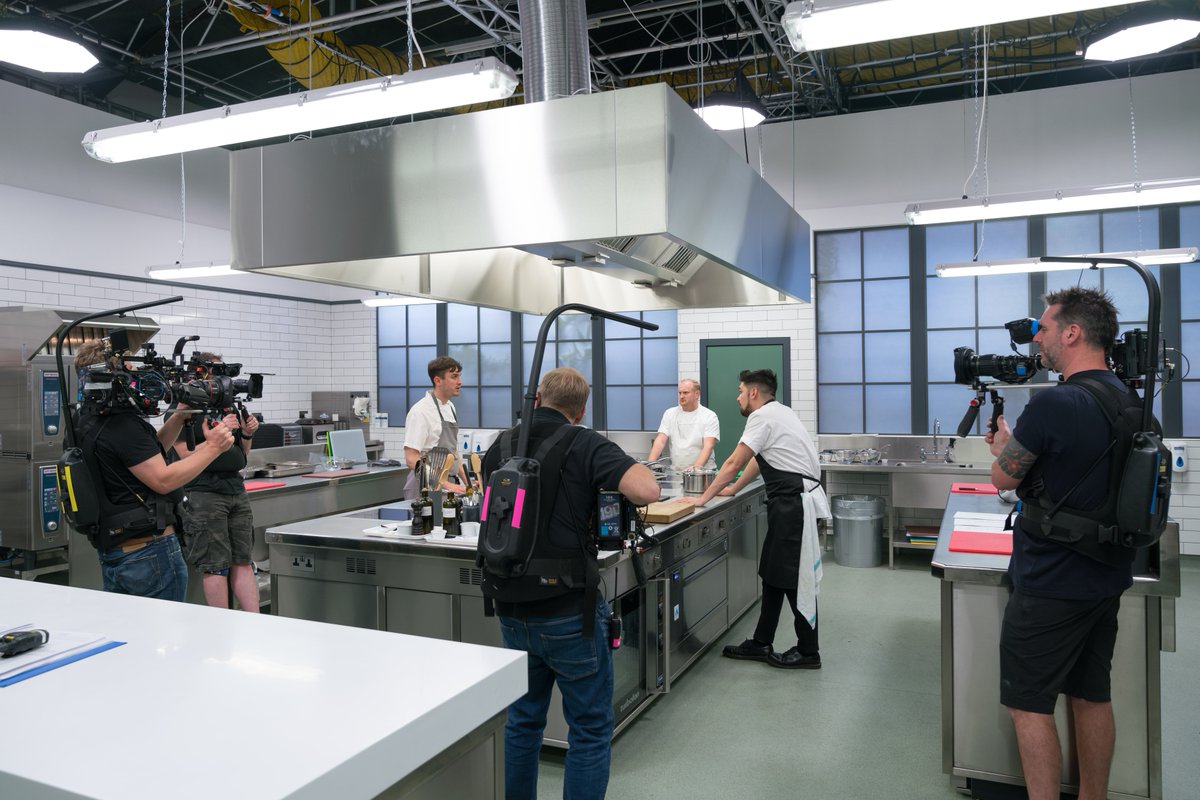 GBMofficial's tweet image. Standby foodies #GBM2019 is starting in 15 mins.  3 incredibly talented chefs tonight cooking starters and fish dishes. 
New Hour Long Format. Here's a sneaky peak at filming in the new kitchen @andisn16 @oliverpeyton @matthewfort @perilladining @f@paulwalshchef @lucas_selby