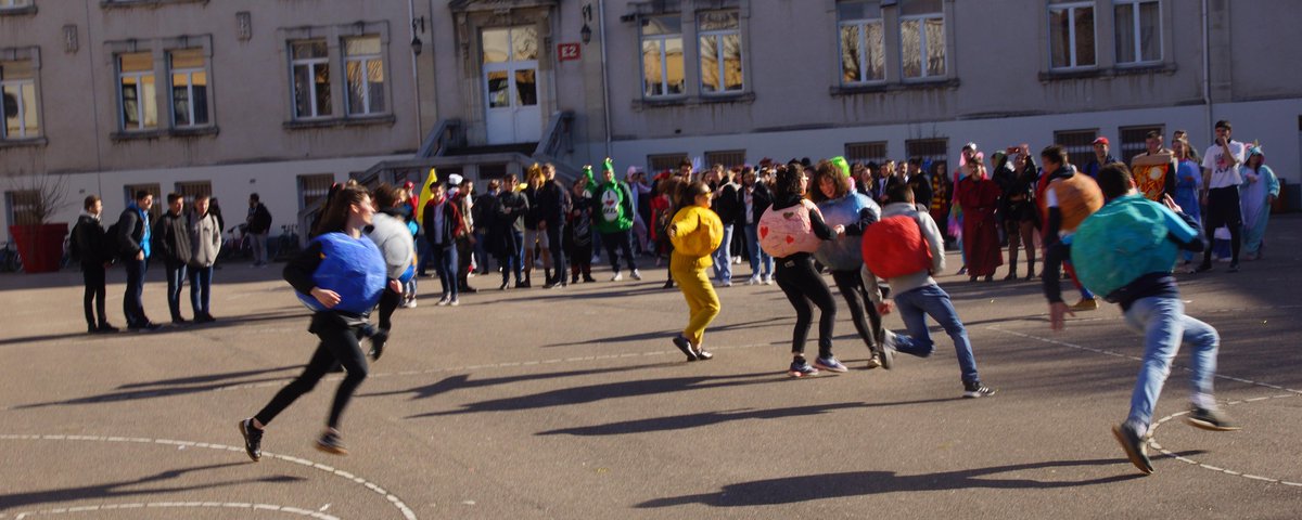 opallez's tweet photo. Suite du #PereCent au lycée Henri #Loritz ce mardi 19 mars. Un défilé joyeux dans la cour et dans les couloirs de l'établissement et aucune dégradation ! Félicitations à tous les élèves.
Sur le tweet précédent, trouvez le soleil au centre et les planètes qui gravitent autours. https://t.co/yyQ9dRaZsH