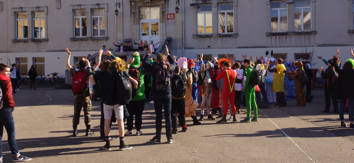 opallez's tweet photo. Suite du #PereCent au lycée Henri #Loritz ce mardi 19 mars. Un défilé joyeux dans la cour et dans les couloirs de l'établissement et aucune dégradation ! Félicitations à tous les élèves.
Sur le tweet précédent, trouvez le soleil au centre et les planètes qui gravitent autours. https://t.co/yyQ9dRaZsH
