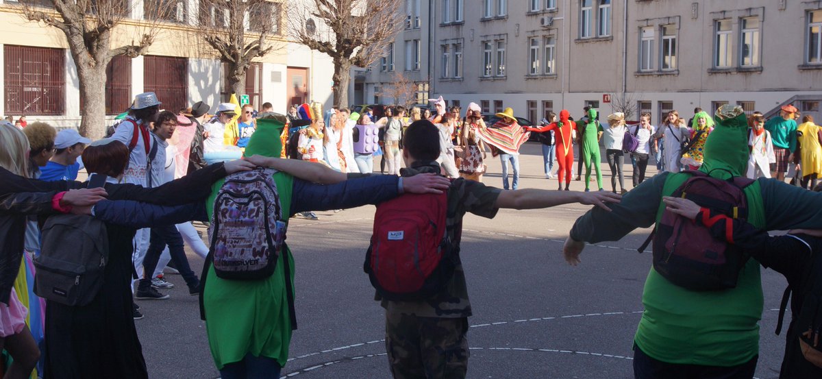 opallez's tweet photo. Suite du #PereCent au lycée Henri #Loritz ce mardi 19 mars. Un défilé joyeux dans la cour et dans les couloirs de l'établissement et aucune dégradation ! Félicitations à tous les élèves.
Sur le tweet précédent, trouvez le soleil au centre et les planètes qui gravitent autours. https://t.co/yyQ9dRaZsH
