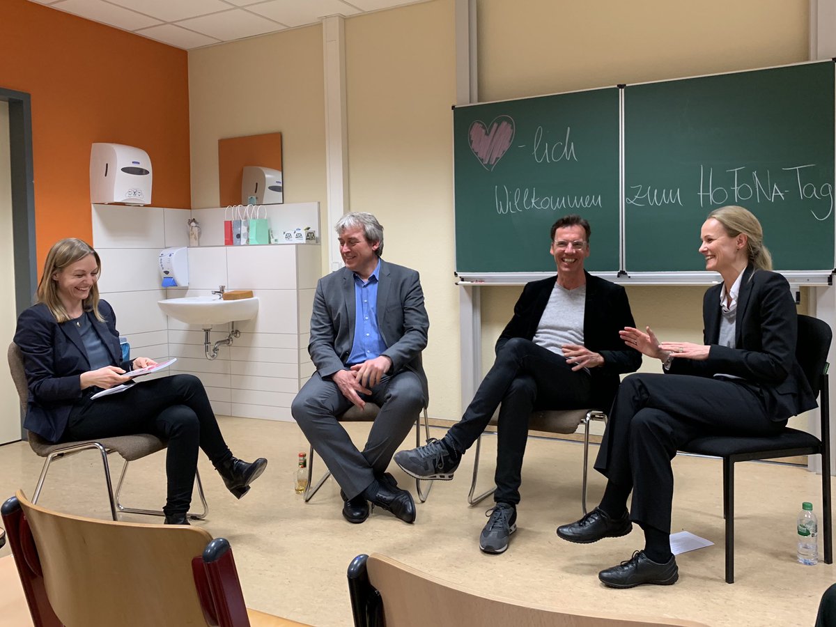 ELAI_tim's tweet photo. Highlights der Podiumsdiskussion beim #HoFoNa Tag zum Auftakt der #gfhf2019:
- „Ich wollte eigentlich Wissenschaftler werden, jetzt bin ich Professor.“
- „Nehmt nur Ratschläge von Leuten an, die euch sympathisch sind“
#phd #phdlife #research https://t.co/imwP7f2xVV
