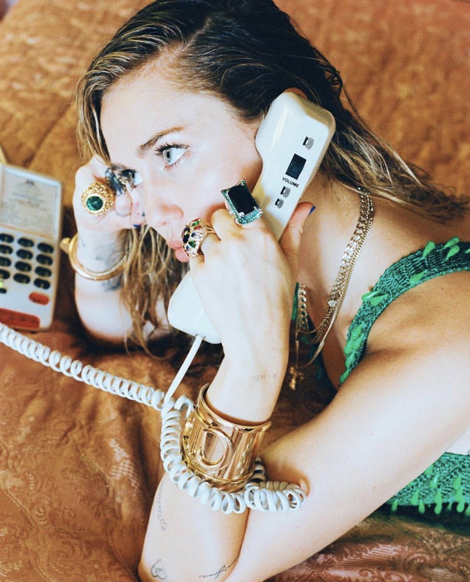 GomezInMalibu's tweet photo. where are you? are you home? call me right on the phone
@ArianaGrande & @MileyCyrus #Ariley https://t.co/UULv8PMJcX