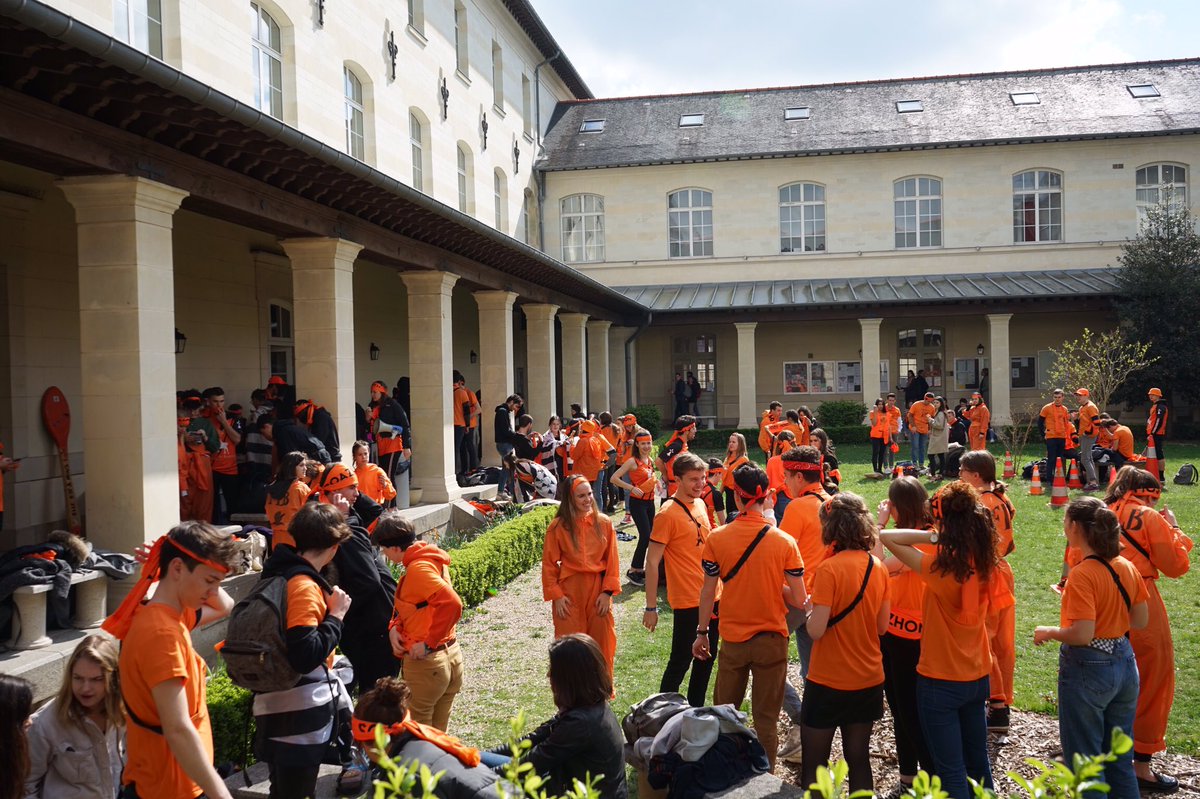 Distribution des goodies, photo et vidéo de délégation. Une chose est sûre, les rennais sont prêts pour le CRIT. J-8.