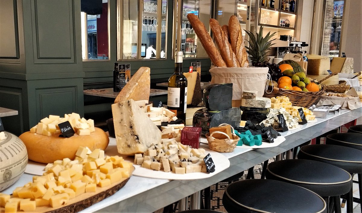MCHM_Chamartin's tweet photo. Estrenamos Primavera con Buffet de Quesos.
Jueves 21, desde las 14:00 horas en LA BARRA DE JUAN (@MCHM_Chamartin) nos dedicaremos a los quesos de vaca 🐄, más de 10 quesos de diferentes denominaciones elegidos por #mastercheese @salvabonfromage Bon Fromage.
Reserva 📞 91 0600900 https://t.co/UxIDLrwFB4