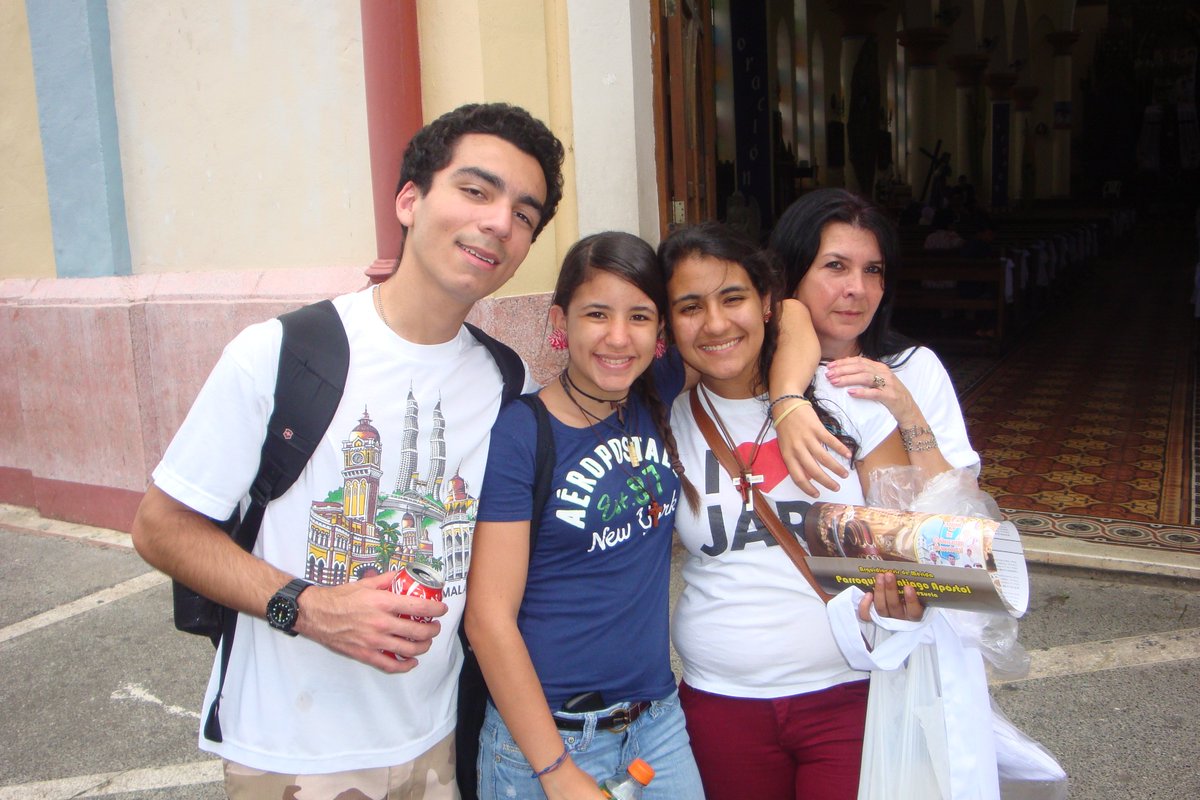 STVcaracas's tweet photo. La campaña Compartir 2019 estará destinada a la
comunidad de El Socorro, estado Aragua, jóvenes de
las JAR y misioneros les llevarán alimentos,
medicinas, ropa y útiles escolares que nos donen.
“Caminando hacia Jesús con el hermano”. Gracias y
bendiciones por tu colaboración. https://t.co/94427J2zgD