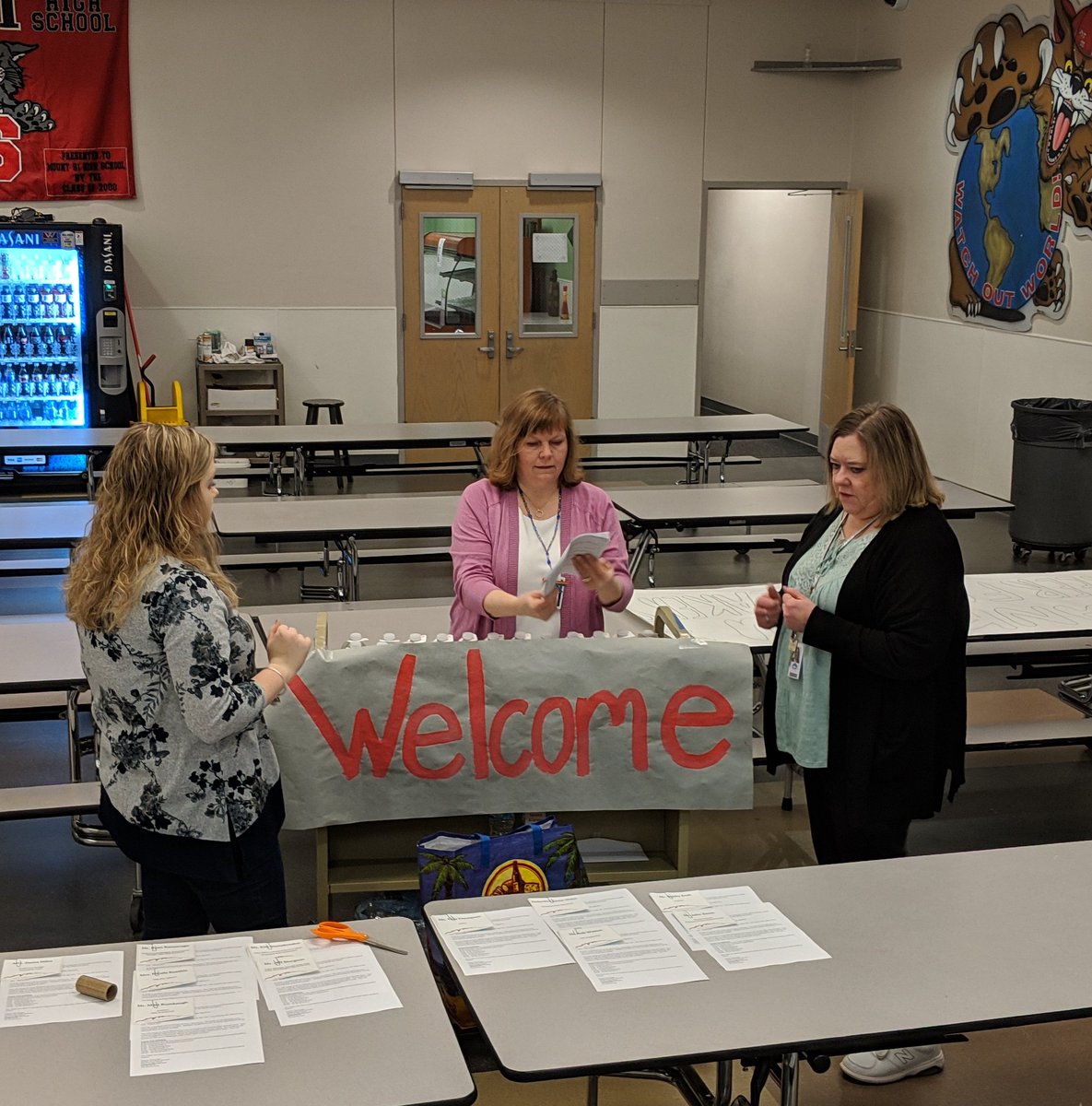 stariq4kids's tweet photo. Setting up for the #careerfair today!
#svsdempowered #mshspride #mshswildcats https://t.co/B5VtWNhrwX