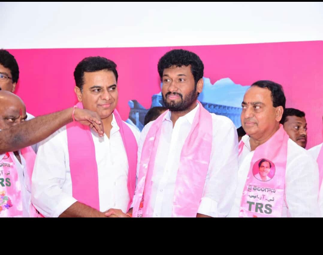 r11hhul's tweet photo. With ktr sir( legend of Telangana)
Jai Telangana...Jai kcr sir 
@KTRTRS https://t.co/H5Gy9swvdM