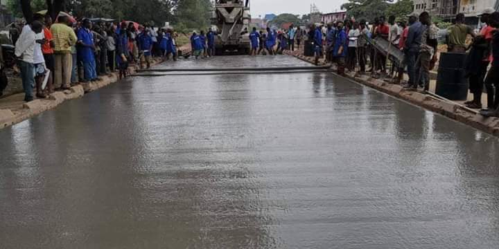PathyKNk's tweet photo. Début des travaux de bétonnage de l'avenue Université à Kinshasa. https://t.co/SQ12V6CbIu