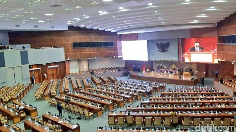 "Kemarin ada sidang penting di parlemen: menentukan hakim Mahkamah Konstitusi. (Konstitusi itu penting bukan?). Hanya 29 (5%) dari 560 anggota DPR yang hadir. Mereka tidak peduli? Atau mereka golput sidang parlemen? Kondisinya seperti ini kok mengecam golput ... " (Farid Gaban)