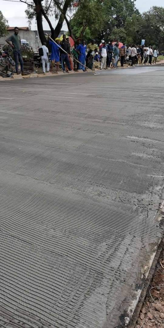 PathyKNk's tweet photo. Début des travaux de bétonnage de l'avenue Université à Kinshasa. https://t.co/SQ12V6CbIu