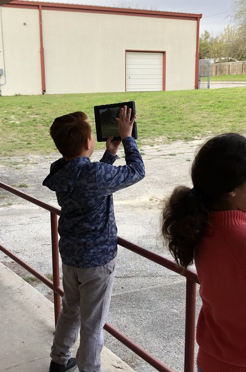 SharpJ4thNISD's tweet image. On a hunt for parallel, perpendicular, and intersecting lines for our Draw and Tell project! #thisisCNE #RootEdColoniesNorth