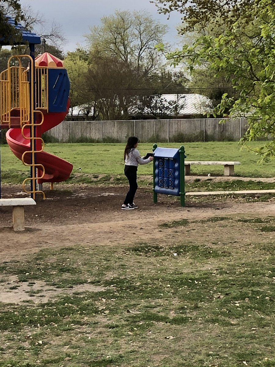 SharpJ4thNISD's tweet image. On a hunt for parallel, perpendicular, and intersecting lines for our Draw and Tell project! #thisisCNE #RootEdColoniesNorth