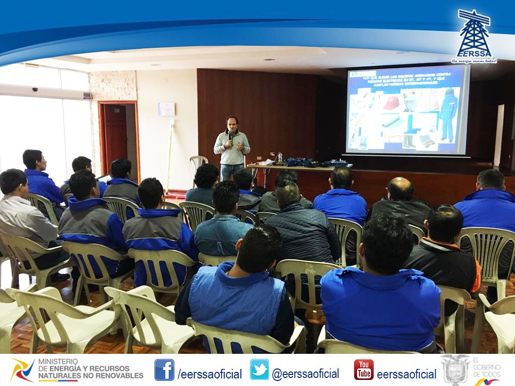 eerssaoficial's tweet photo. [👨‍💻Capacitación #EERSSA⚡️]

Grupos de trabajo de Alumbrado Público, Operación y Mantenimiento, Línea Energizada y de Soterramiento participan de Charla Técnica brindada por personal francés de #Elecsum en cuanto a herramientas. #EnergíaSustentable @RecNaturalesEC @CarlosPerez_MH https://t.co/tnPyaXVnYG